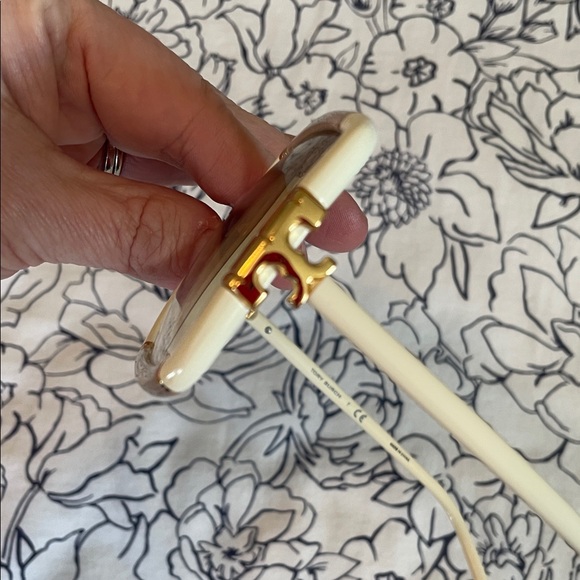 Tory Burch Cream with gold accents Oversized Sunglasses with case & cloth - Picture 4 of 15